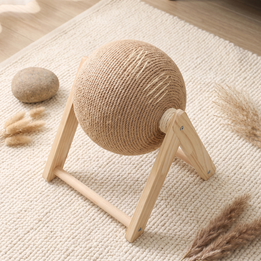 Sfera sisal scratching ball on a cream wool rug seen from above