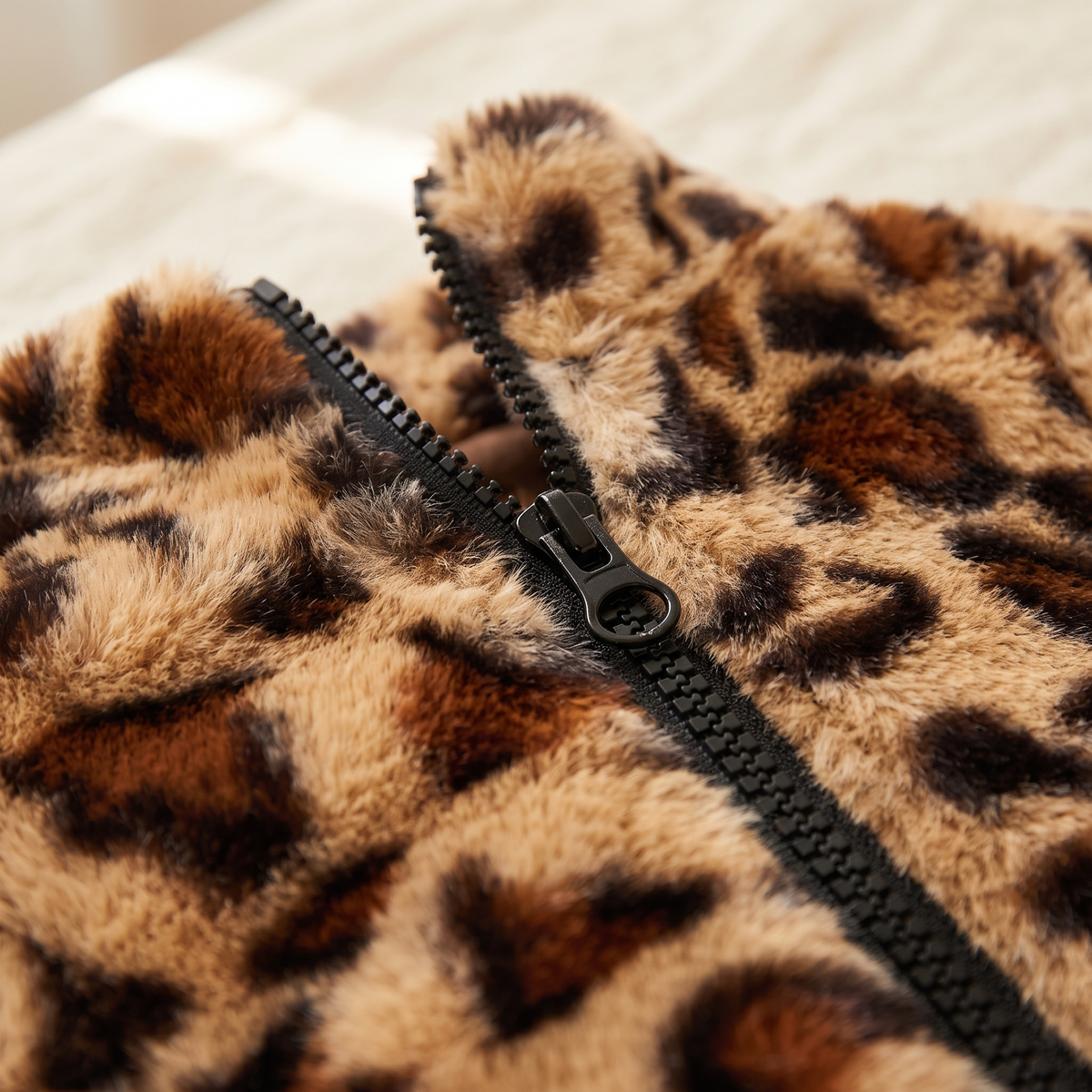Close view of the St. Moritz Leopard Hoodie faux fur and back zipper