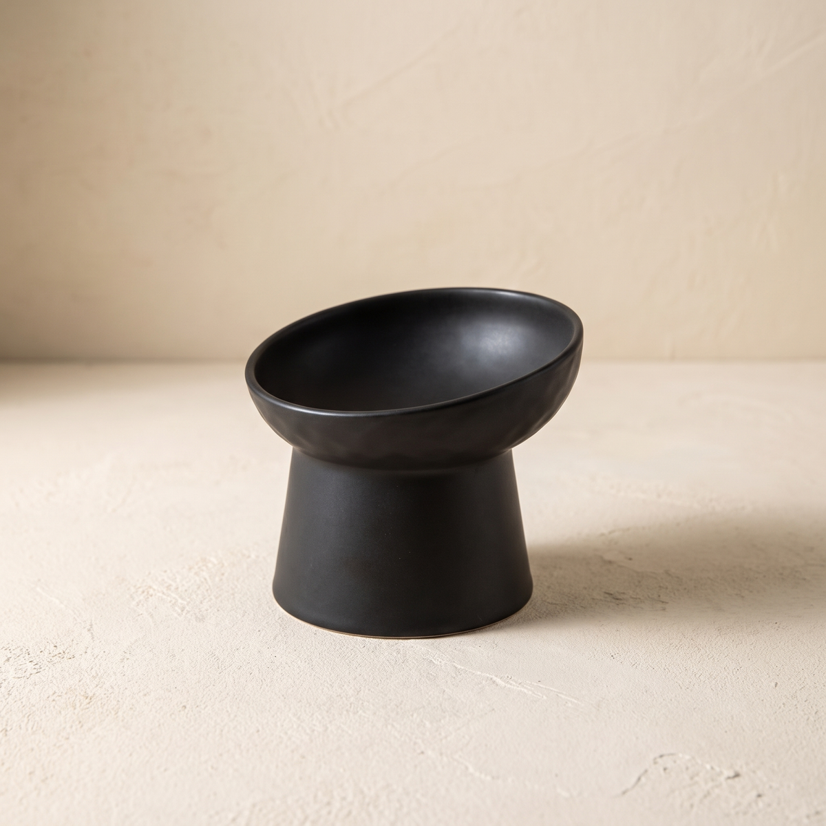 Pendio Raised Bowl in Black on a cream ground